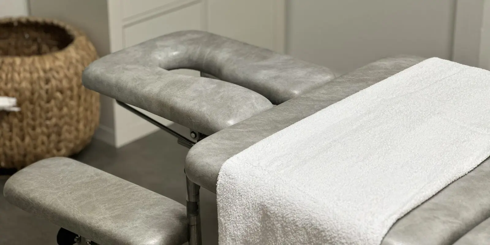 Behandlingsbänk med vit handduk på kliniken